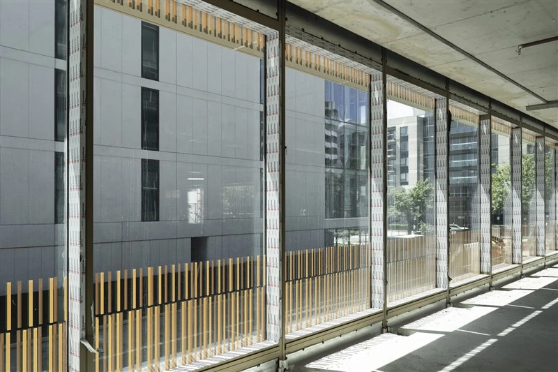 Thi công cửa kính cường lực văn phòng giá rẻ trọn gói năm 2026