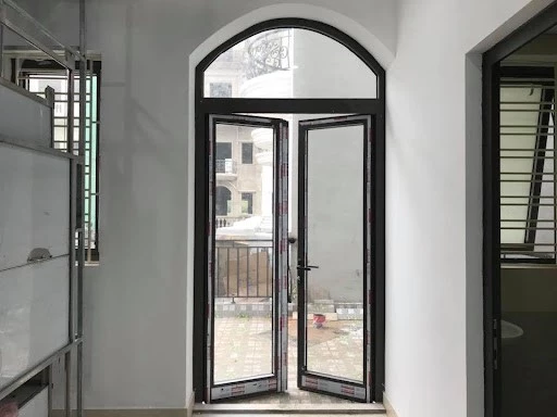 Thi công cửa đi mở quay ra ngoài