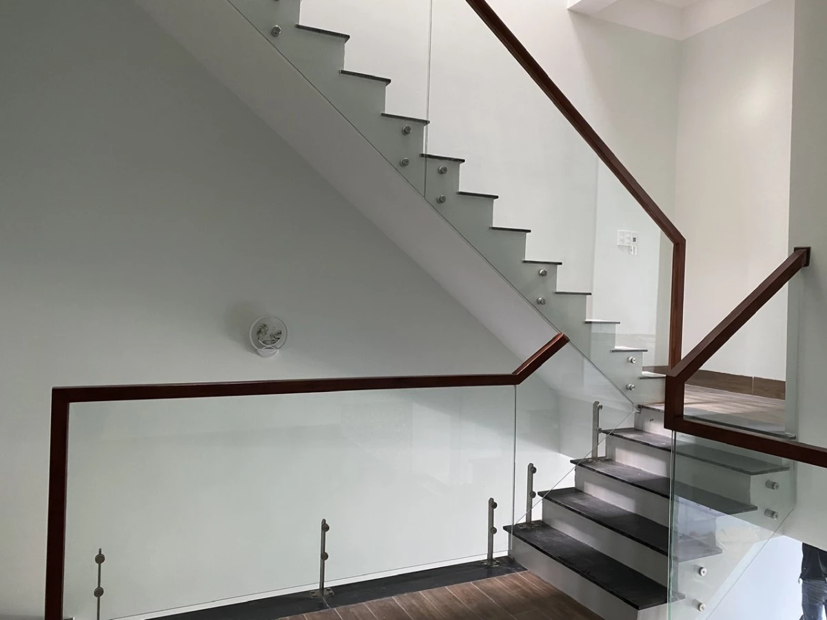 Lan can kính cường lực