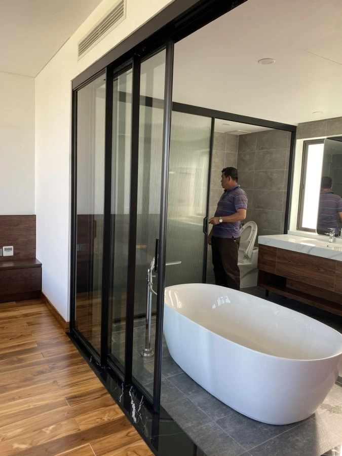 Vách kính nhà tắm