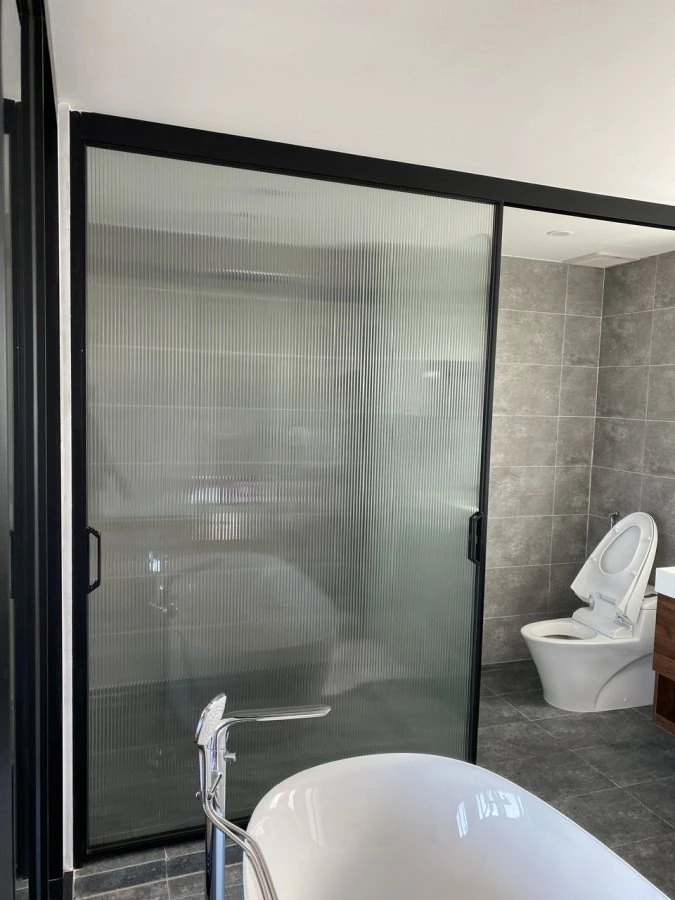 Vách kính nhà tắm