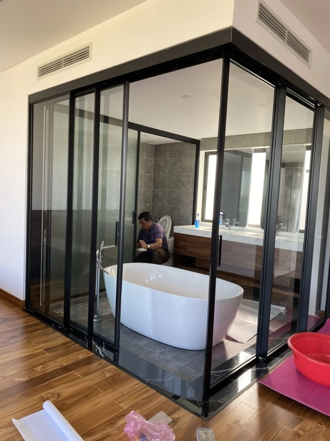 Vách kính nhà tắm