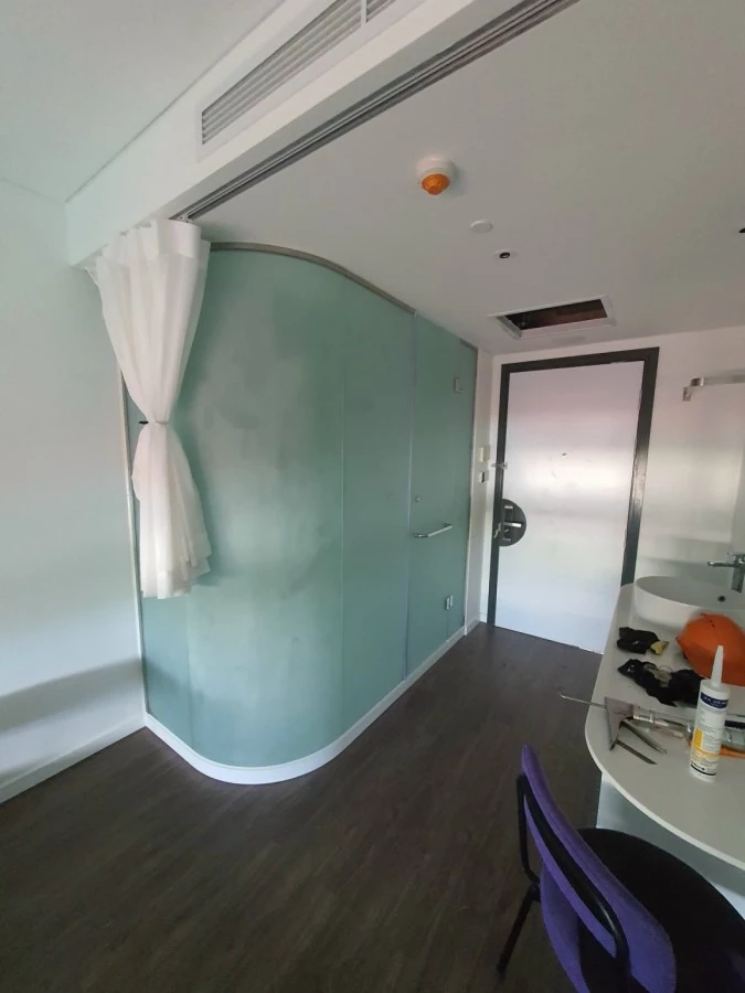 Vách kính nhà tắm