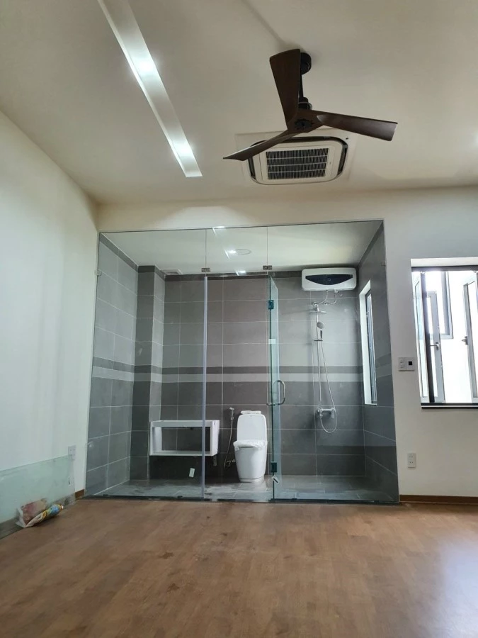 Vách kính nhà tắm