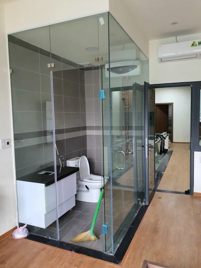 Vách kính nhà tắm